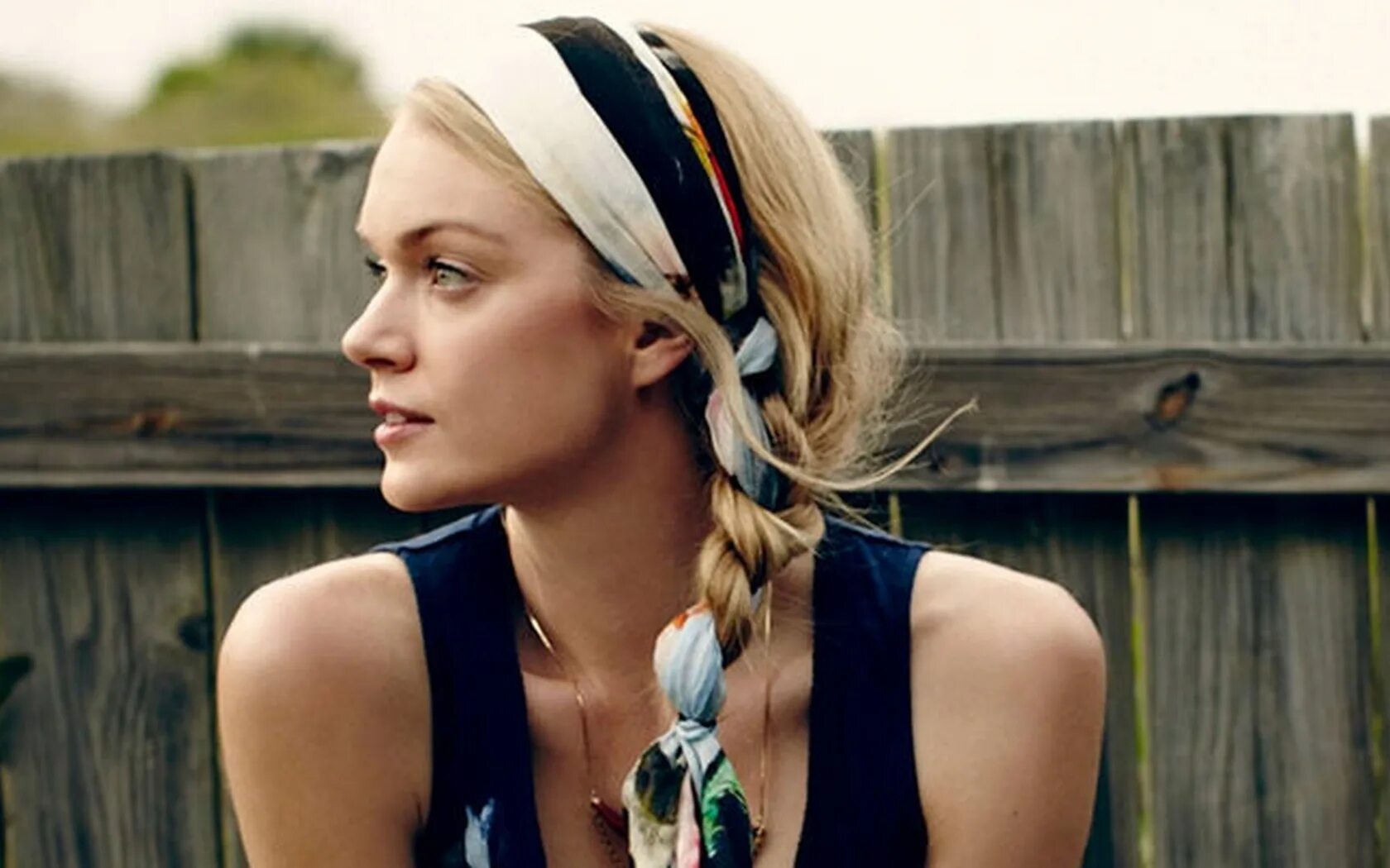 Девчонка в синей аляске. Девчонка в синей аляске. Красивая девушка с разноцветными косами. Девушка с цветными косами. Девушка в куртке.