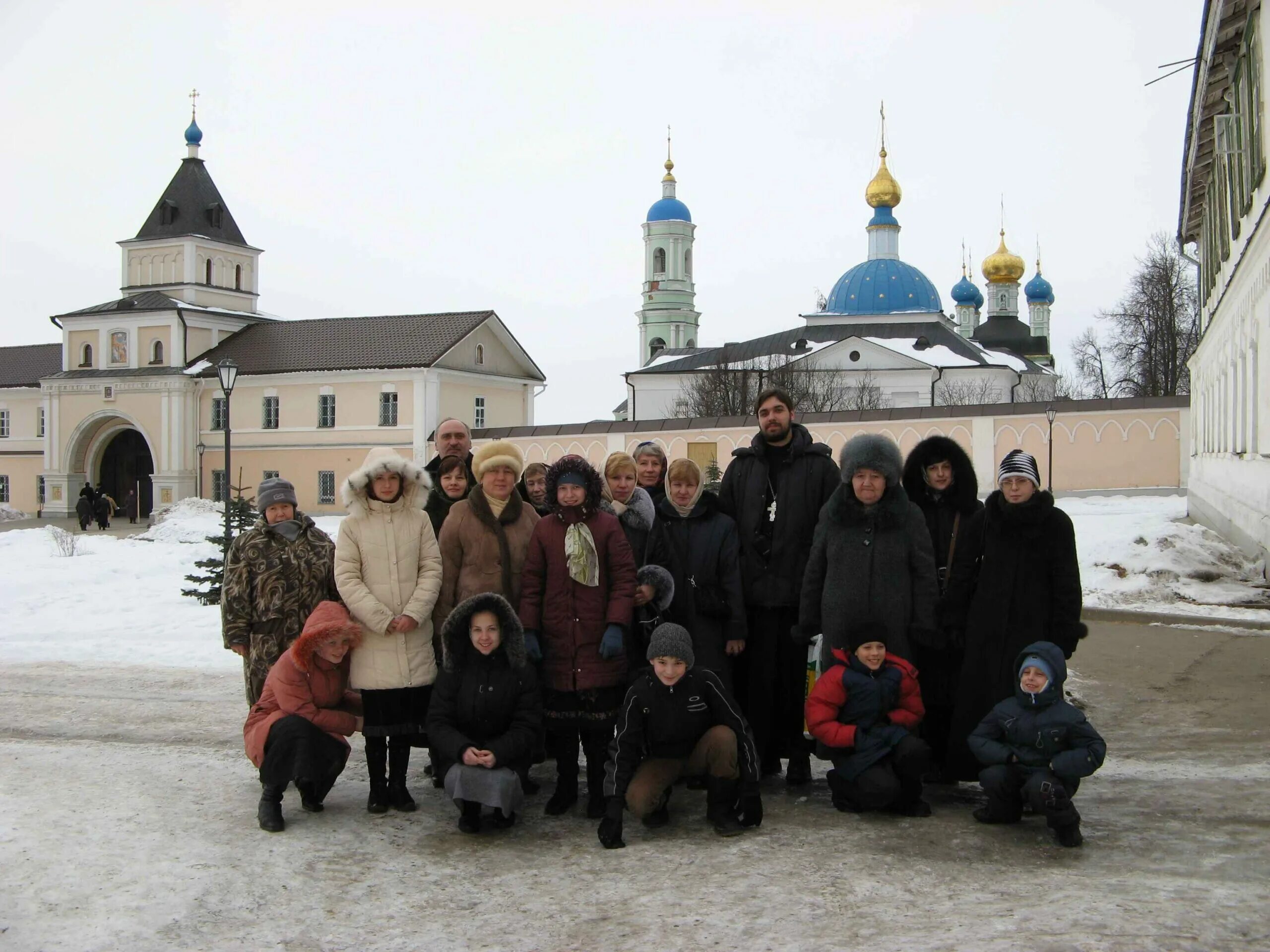 Оптина пустынь монастырь паломничество из москвы. Дом паломника оптина пустынь. Паломнические поездки в оптину пустынь из липецка. Паломнические поездки из москвы в оптину пустынь. Оптина пустынь монастырь зимой.