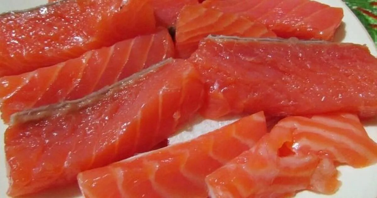 Рецепт быстрого посола форели. Рецепт быстрого посола форели. Красная рыба домашнего посола. Форель радужная с овощами маринованная в разнообразии трав. Рецепт быстрого посола форели.