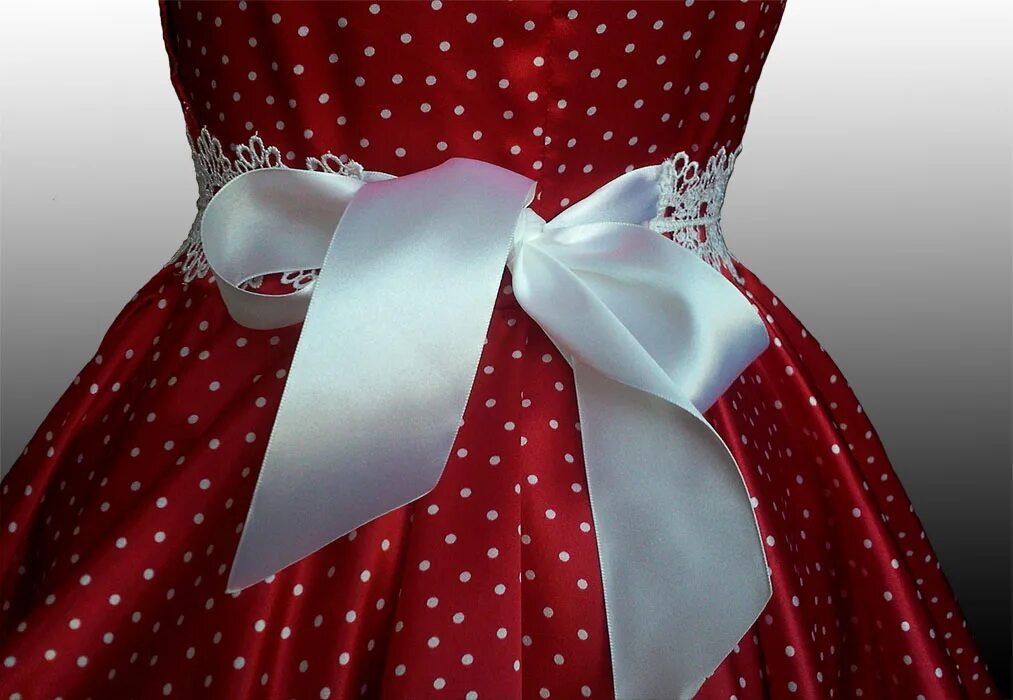 Ленты для платья девочки. Пояс для девочки на платье. Пояс из атласной ленты. Бант на поясе. Пояс из атласной ленты.
