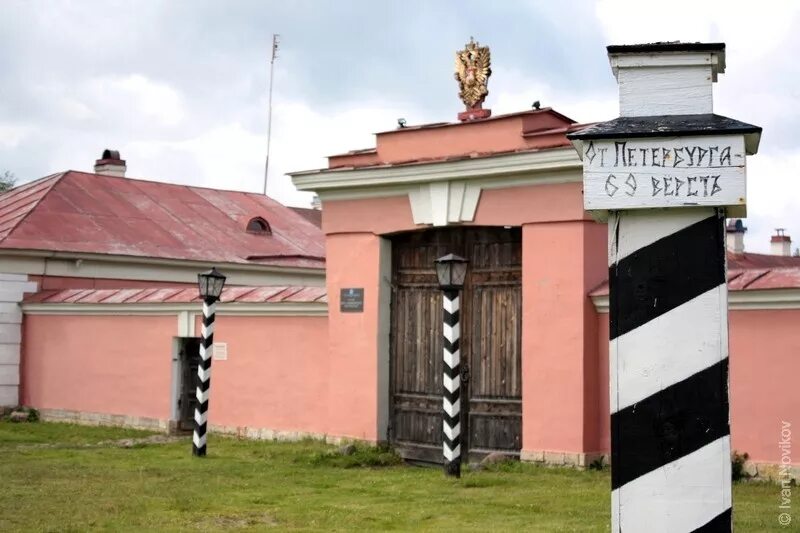 Дом станционного смотрителя деревня выра. Дом станционного смотрителя гатчинский район. Здание станционного смотрителя ставрополь 2 фото. Станция станционного смотрителя. Музей дом станционного смотрителя.
