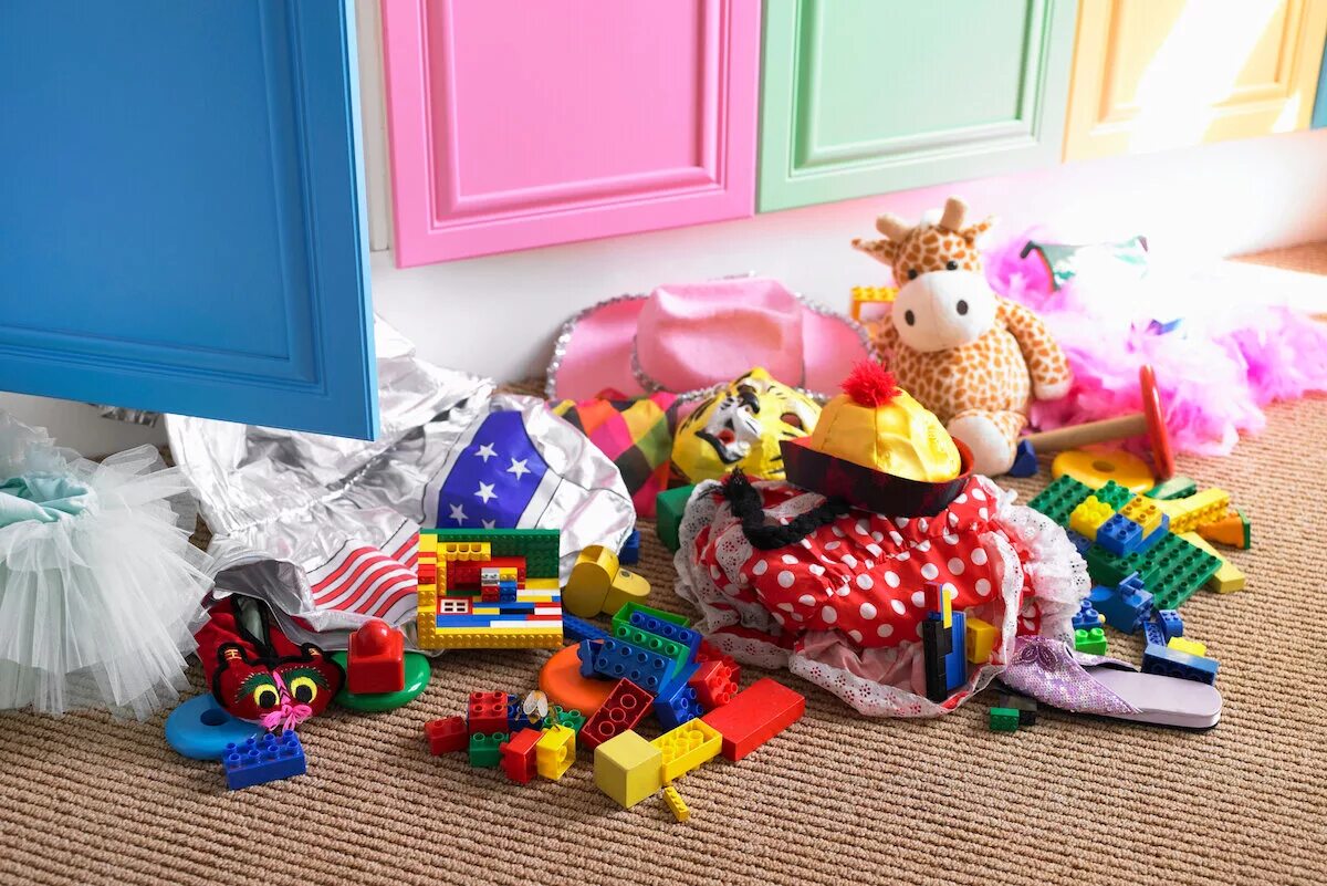 Девочку много игрушек. Детские игрушки. Детская комната с игрушками. Много разных игрушек. Разбросанные детские игрушки.