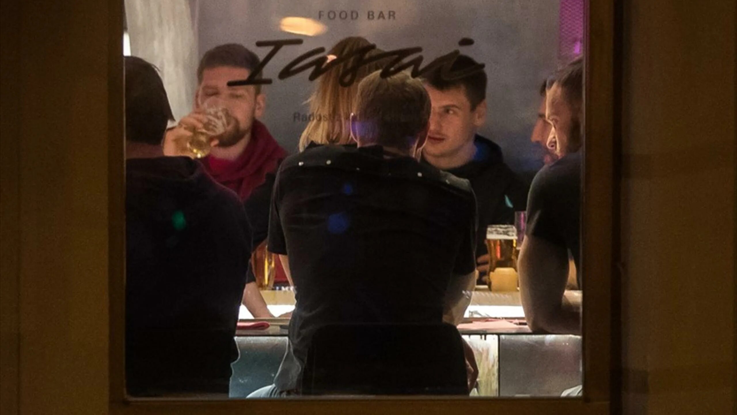 Бар никто не видит. Хоккеисты в кафе в Братиславе. Хоккеисты пьют пиво. Сборная России пьют пиво. Сборная России по хоккею бухает.