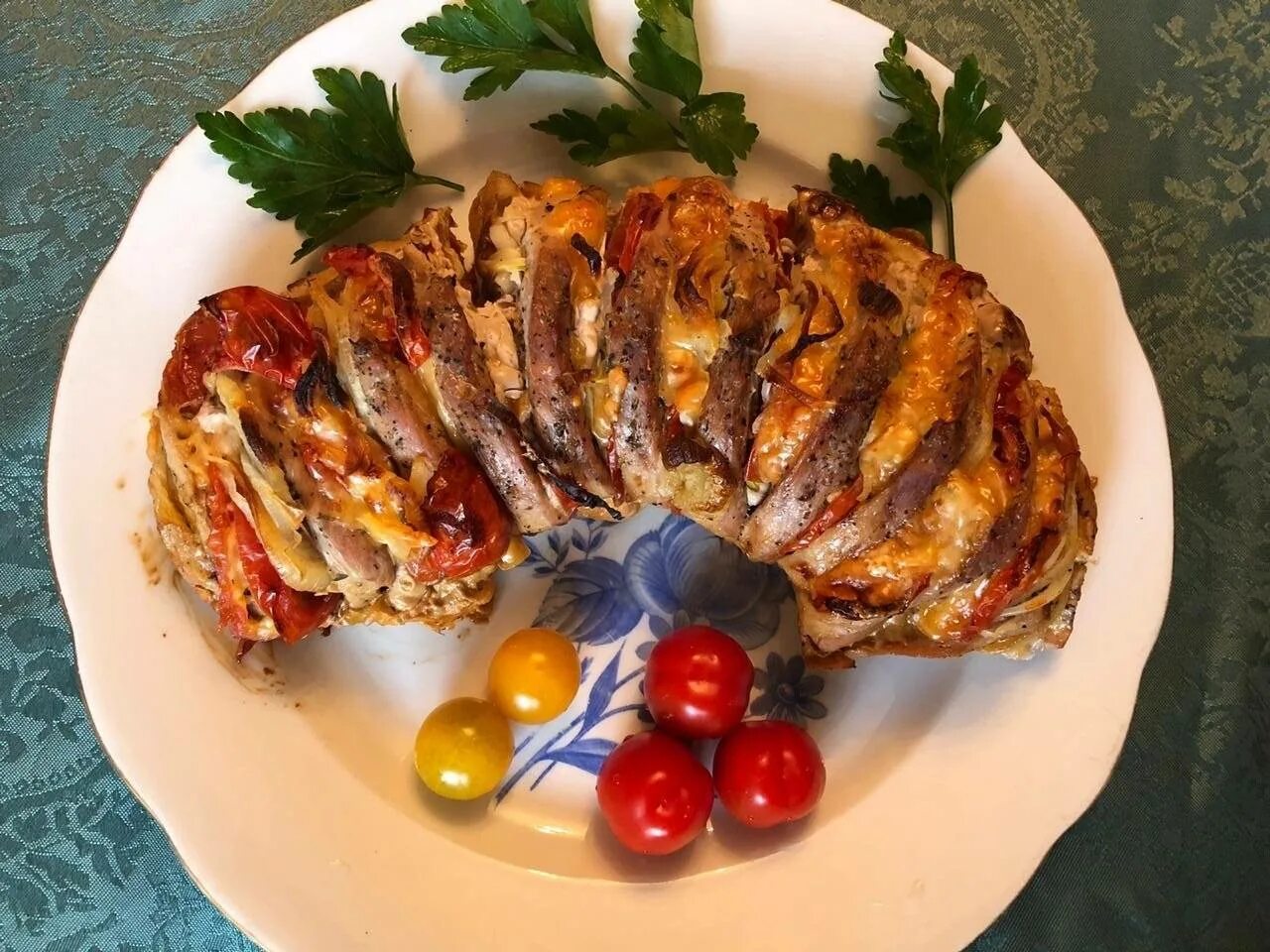 Мясо рецепты с фото. Свинина гармошка запеченная в духовке с помидорами и сыром. Свинина гармошка с помидорами запеченная в духовке. Шея свиная запеченная. Шейка свиная запеченная.