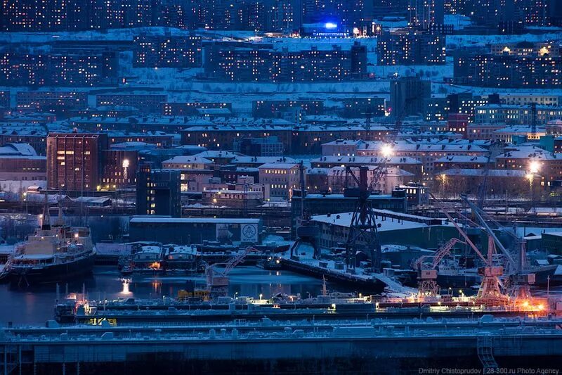 Области северных городов. Заполярье Мурманск. Мурманск порт зима. Мурманск город Полярная ночь. Певек Полярная ночь Мурманск порт.