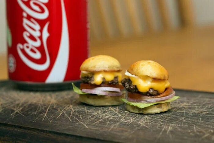Гамбургер 4. Микро бургер. Бургеры или бюргеры. Эх. Тини бургер. Фото 2 гамбургеров и газировка.