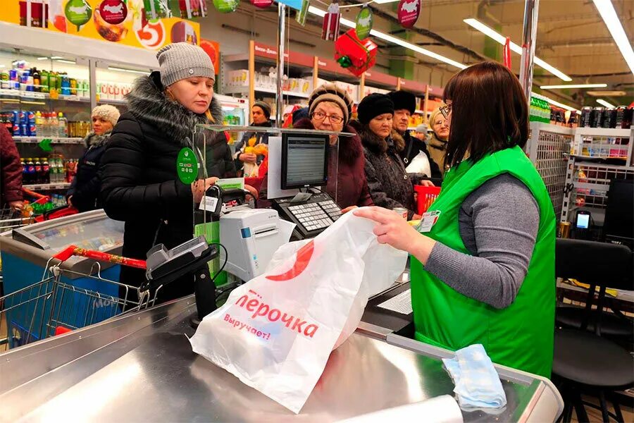 Покупатель на кассе. Подарки в пятерочке. Вкусненькое из магазина. Покупайте в пятерочке. Выкладка продуктов в магазине.