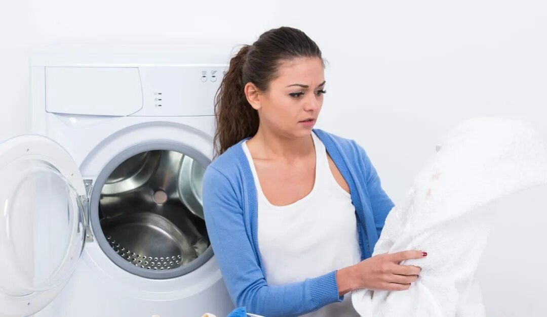 полинявшие вещи. пятна на одежде после стирки. стирка белья. покрасилась вещь при стирке. стирка вручную.