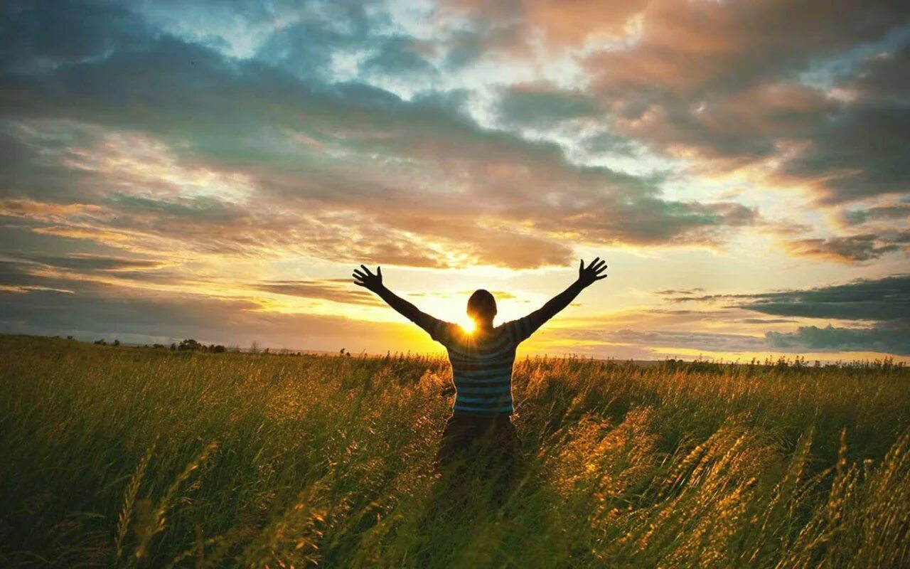 Солнце в руках. Рука в руке. Девушка в солнечных лучах. Девушка в солнечном свете. Человек на рассвете.