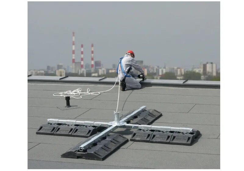 Ограждение кровель перилами. Работа на высоте на плоской крыше. Мягкая кровля технониколь рулонная. Мобильная анкерная линия flex (40 м). Система крепления безопасности анкерная линия.