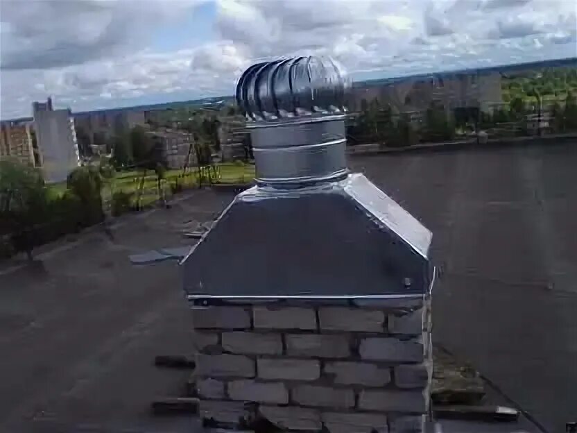 Дефлектор установленный на трубу. Дефлектор цаги на крыше многоэтажки. дефлектор вентиляционный пластиковый 110. дефлектор цаги на крыше. дефлектор вентиляционный пластиковый 125.