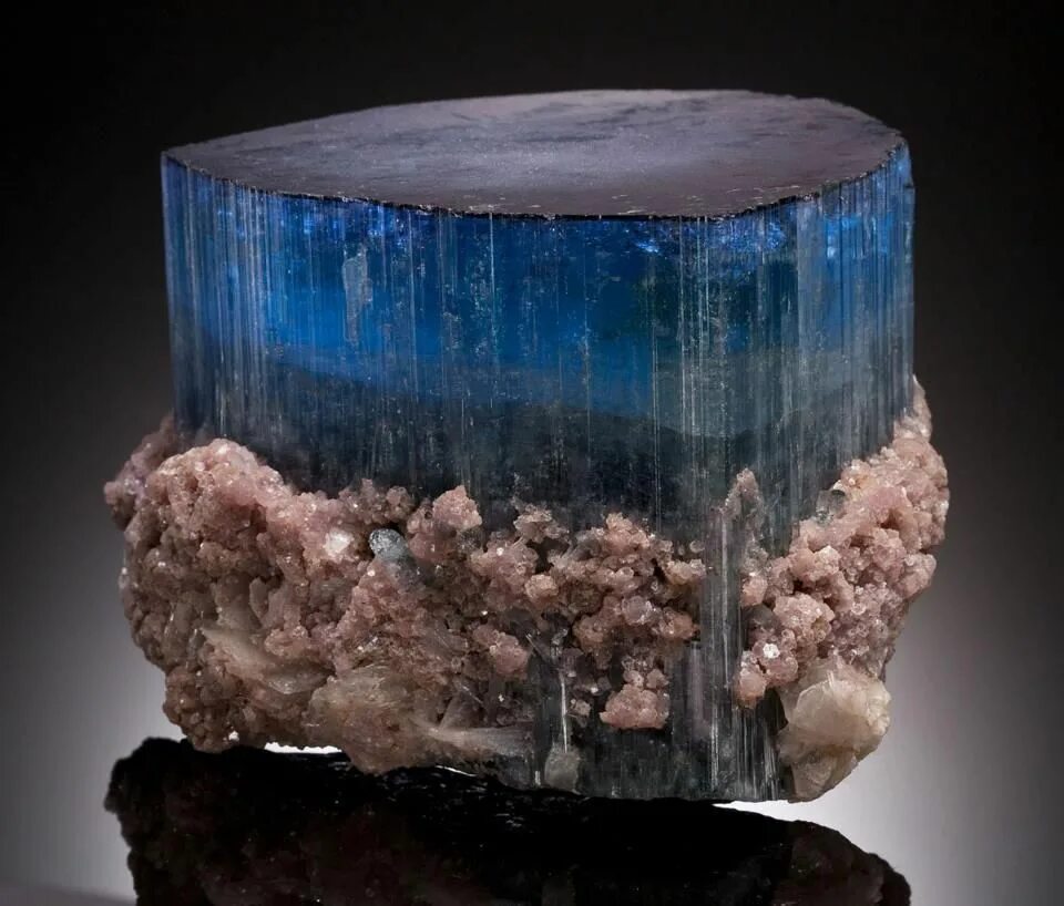 Необыкновенное камни. Индиголит. Индиголит минерал. Турмалин индиголит месторождение. Синий турмалин индиголит.