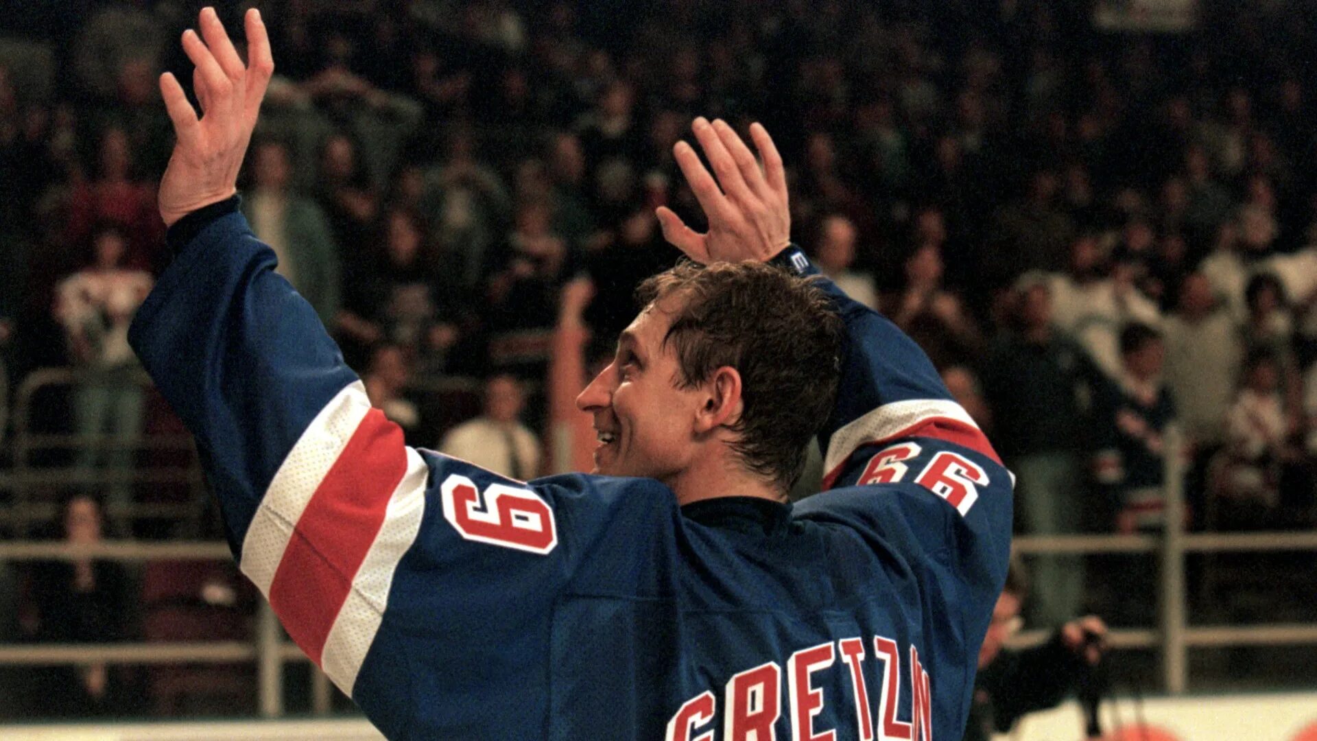 Уэйн гретцки закончил карьеру. Wayne gretzky 1999. нью-йорк рейнджерс гретцки. уэйн гретцки нью йорк рейнджерс. уэйн гретцки прощальный матч.