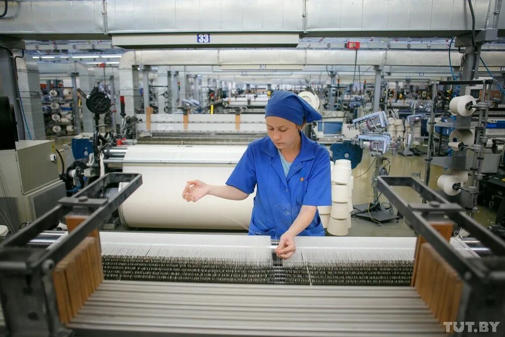 Крупными производителями хлопка являются. Производствошерстянной ткани. Производство шерсти. Производство ткани. Производство шерстяных тканей.