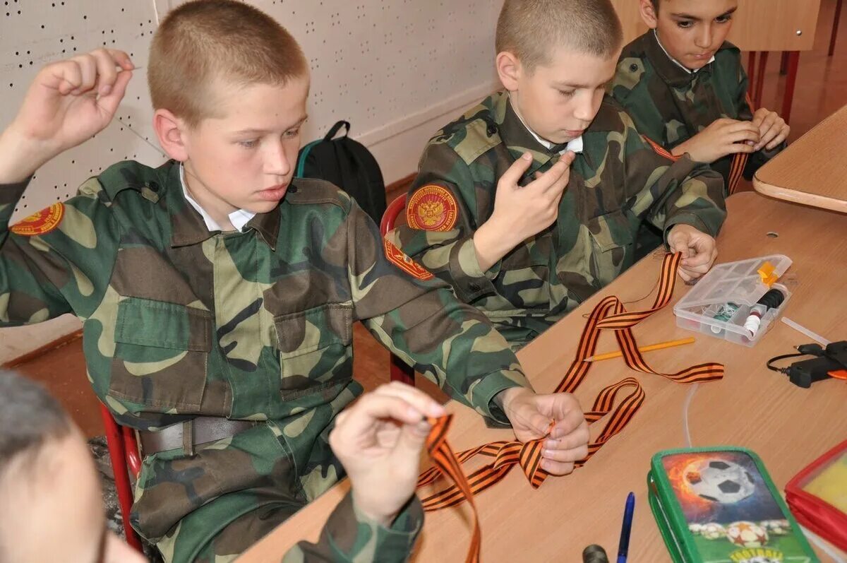 Патриотическое воспитание в школе. Военно патриотический кружок в школе. Фоторепортаж занятия патриотическое воспитание в доу. Патриотическое воспитание в доу. Патриотизм в доу.