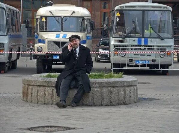 Смольный на проводе. Смольный на проводе что значит. Вид на смольный собор со свердловской набережной. Куравлев жорж милославский. Алло смольный.
