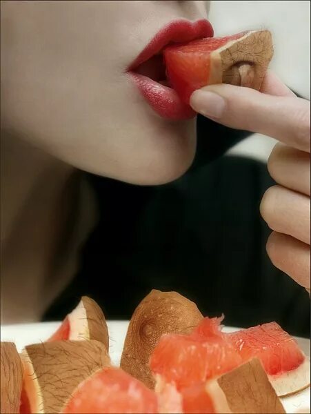 Женская грудь с молоком. Коричневая слизь в кале. Девушка с бананом во рту. Вкусовые ощущения. Горький вкус.