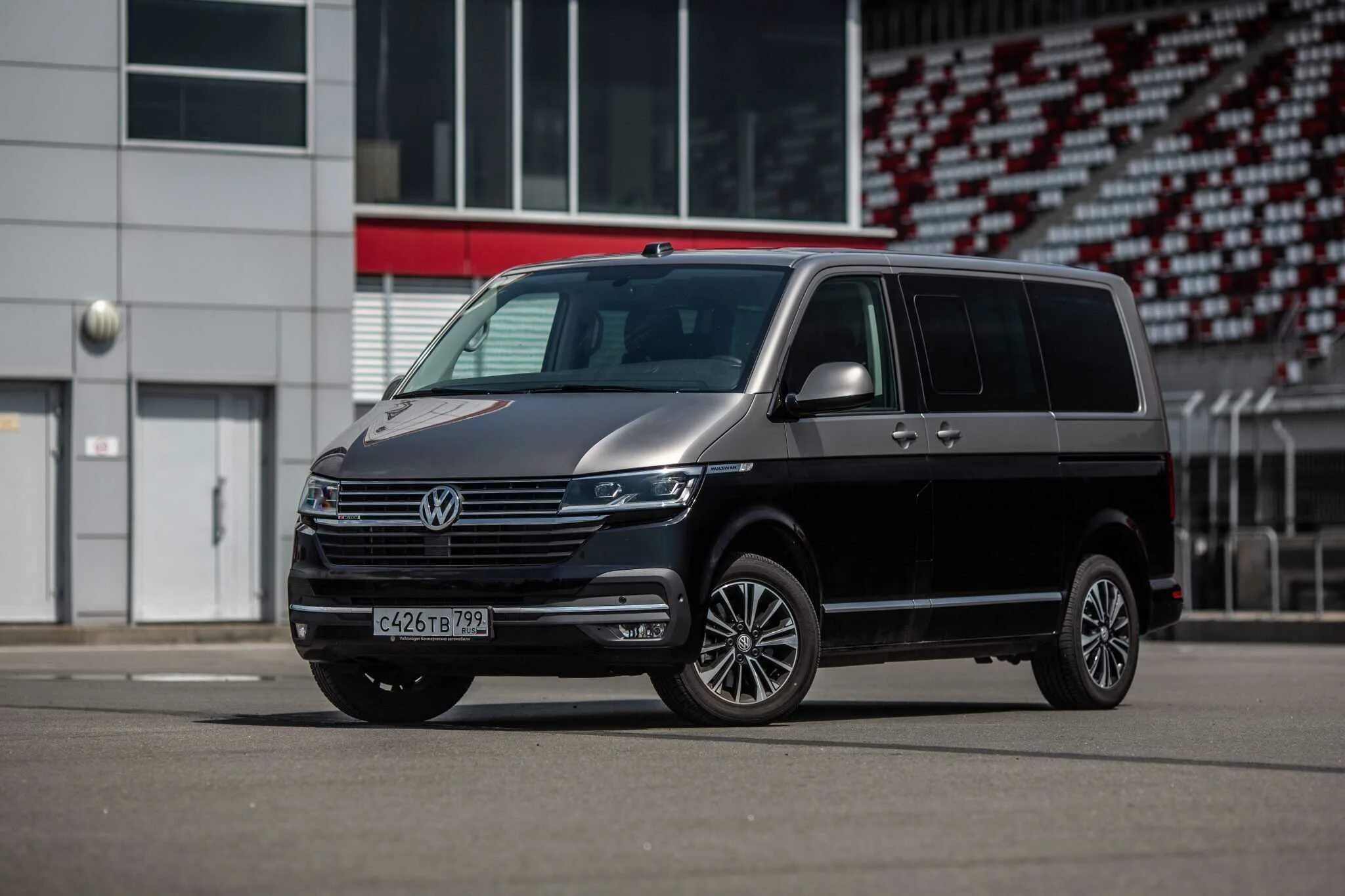 Т 6 октября. VW T 6.1 Multivan 2021. Volkswagen Multivan t6 Black. Volkswagen Caravelle 6.1 черный. VW T6.1 Caravelle.