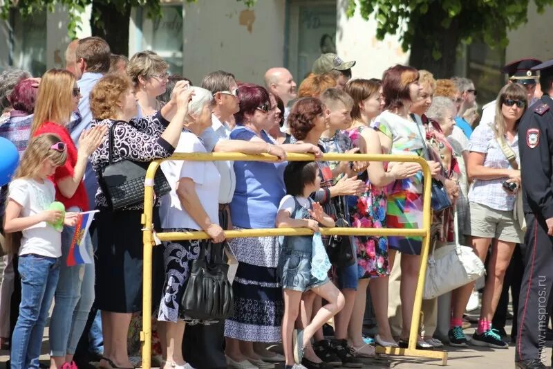 День города жуковский. Какие праздники отмечают в белгороде. Жители отметили день города. Фестиваль мороженого. Шествие организаций на день города оригинальные.