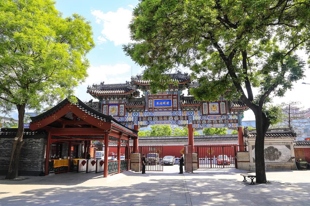 Храм белых облаков пекин. Монастырь байюньсы в пекине. Монастырь байюньсы в пекине. Храм белых облаков. Храм белых облаков фото.