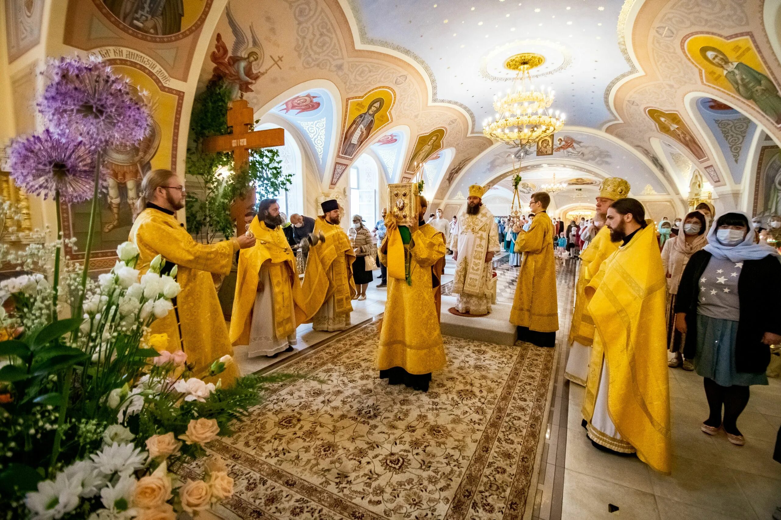 Богослужения в св. Храм Сошествия Святого духа в Казани внутри. Служба в церкви в Казани. Церковь духа Святого служба в храме. Богослужение в Хевроне.