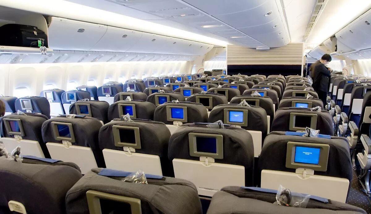 Боинг 777 салон пассажирский. Боинг 747-400 вместимость пассажиров. Самолет boeing 747-400 салон. Аэробус а380 вместимость пассажиров. Сколько человек вмещает боинг.