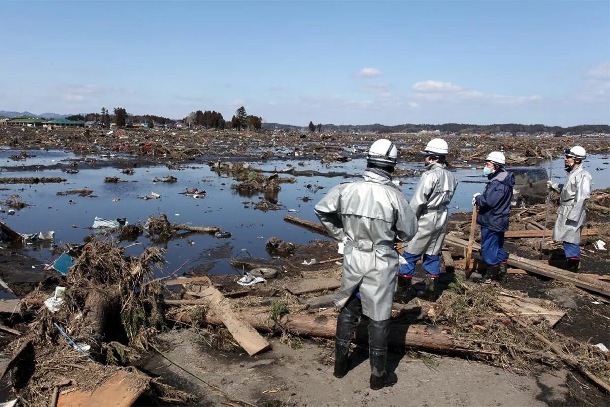 Последствия аварии аэс фукусима. Фукусима авария ЦУНАМИ. ЦУНАМИ В Японии 2011 Фукусима. Авария на АЭС Фукусима-1 вода. Радиационная авария Фукусима.