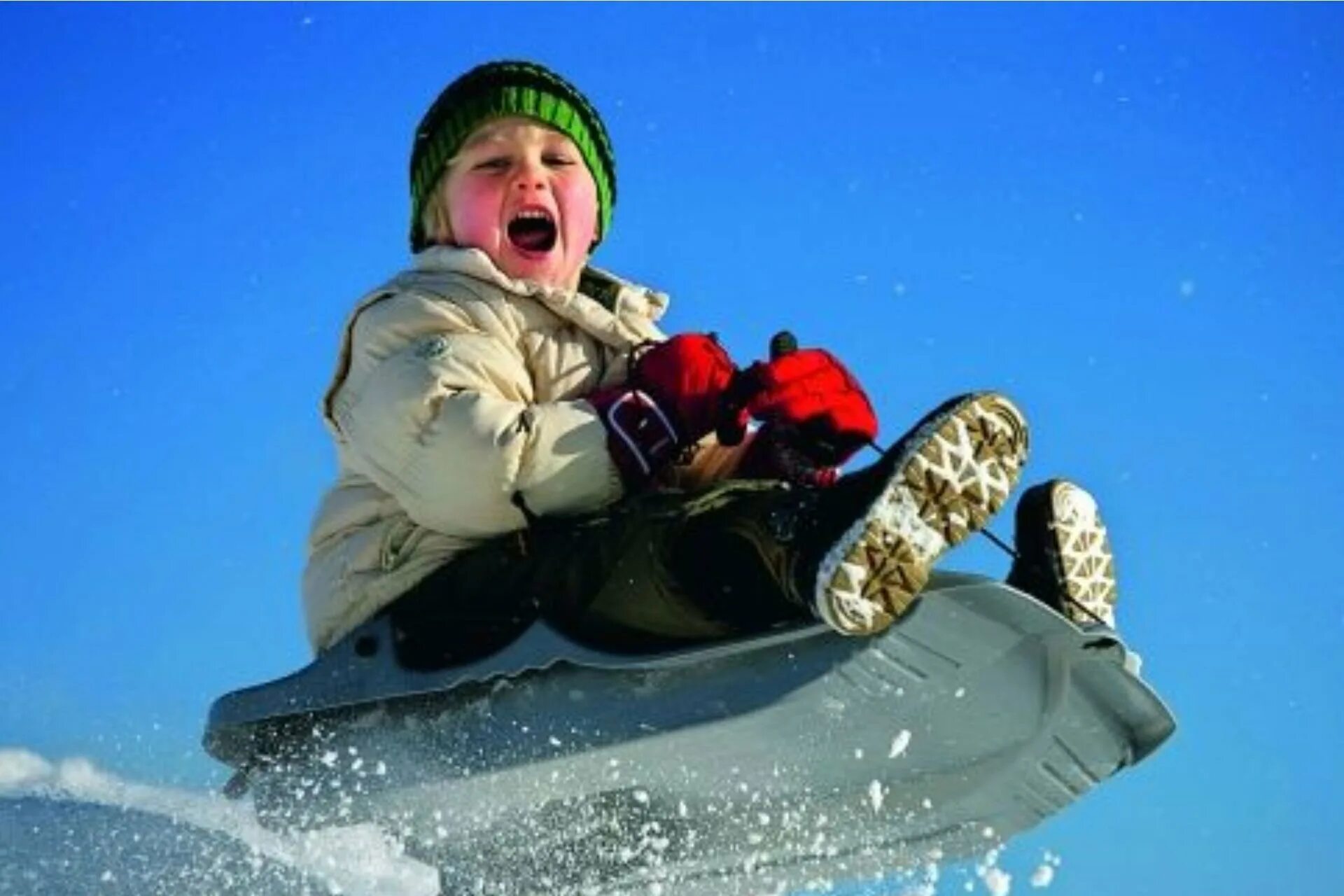 Санки на горке. Катание на санках с горки. Дети катаются на санках. Зимние развлечения. Катание на санках.
