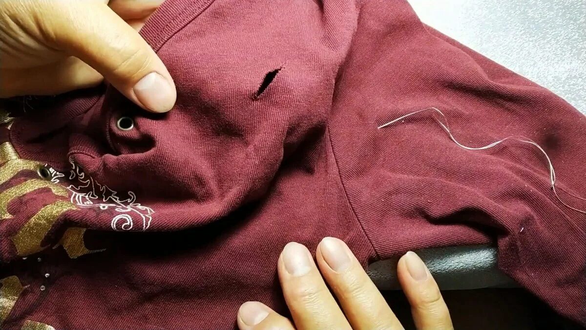 Как зашить трикотаж. Пошив рваной одежды. дырка на трикотаже лайфхак. заштопать дырку красиво. зашить дырку невидимым швом вручную.