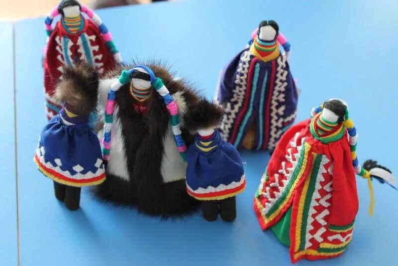 Куклы народов ханты и манси. Кукла ханты. Этнические украшения ханты манси. Кукла ханты шаман кукла шаман. Кукла акань у хантов.