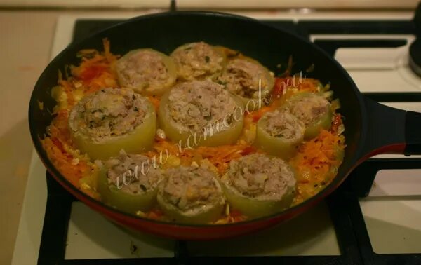 Тушеные фаршированные кабачки с фаршем на сковороде. Фаршированные круглые кабачки. Фаршированные кабачки с фаршем на сковороде тушеные. Фаршированные кабачки на сковороде. Фаршированные кабачки с фаршем на сковороде тушеные.