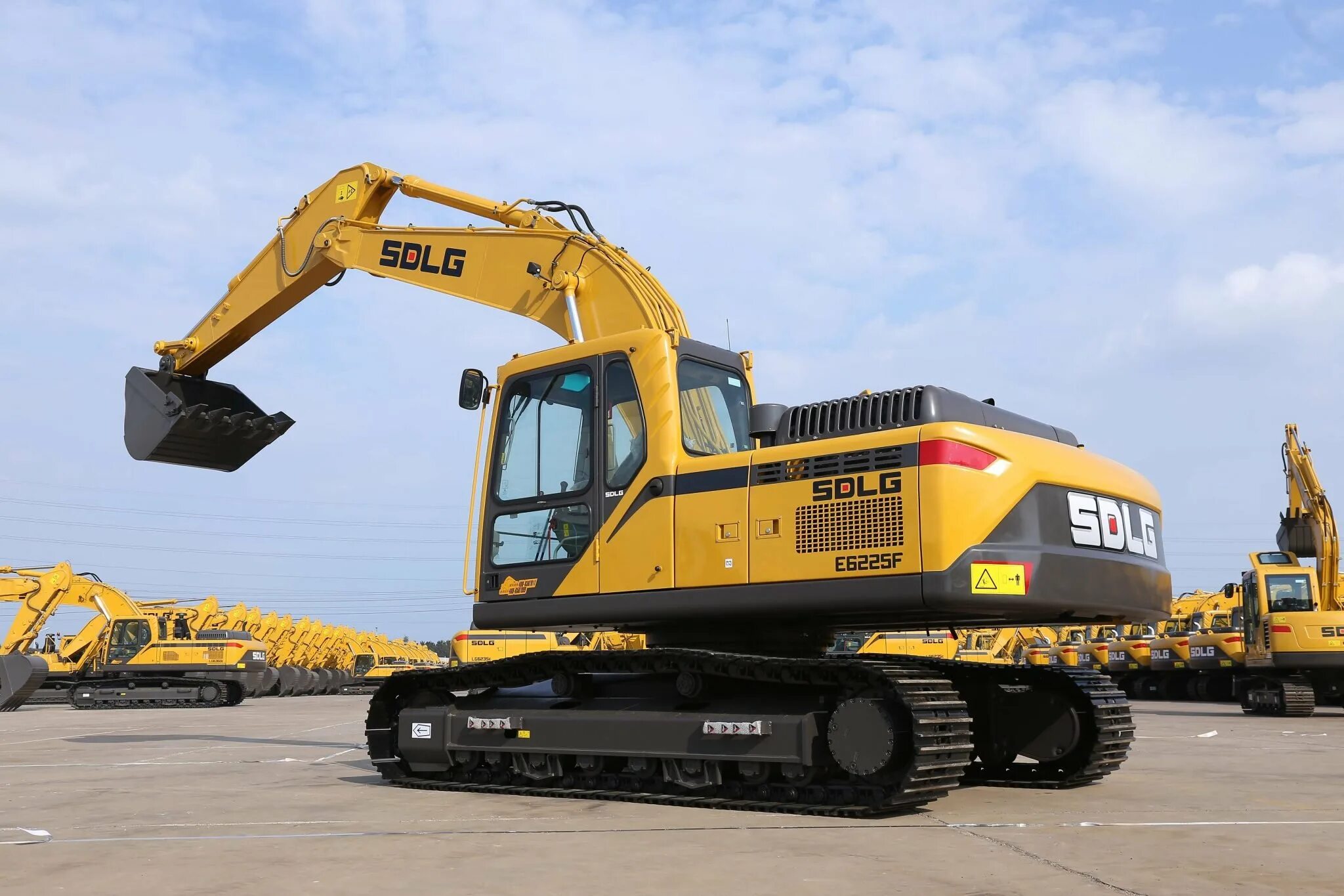 Экскаватор представляет. Экскаватор гусеничный sdlg e6210f. экскаватор гусеничный sdlg e6500f. экскаватор sdlg e6255f. sdlg экскаватор 6225.