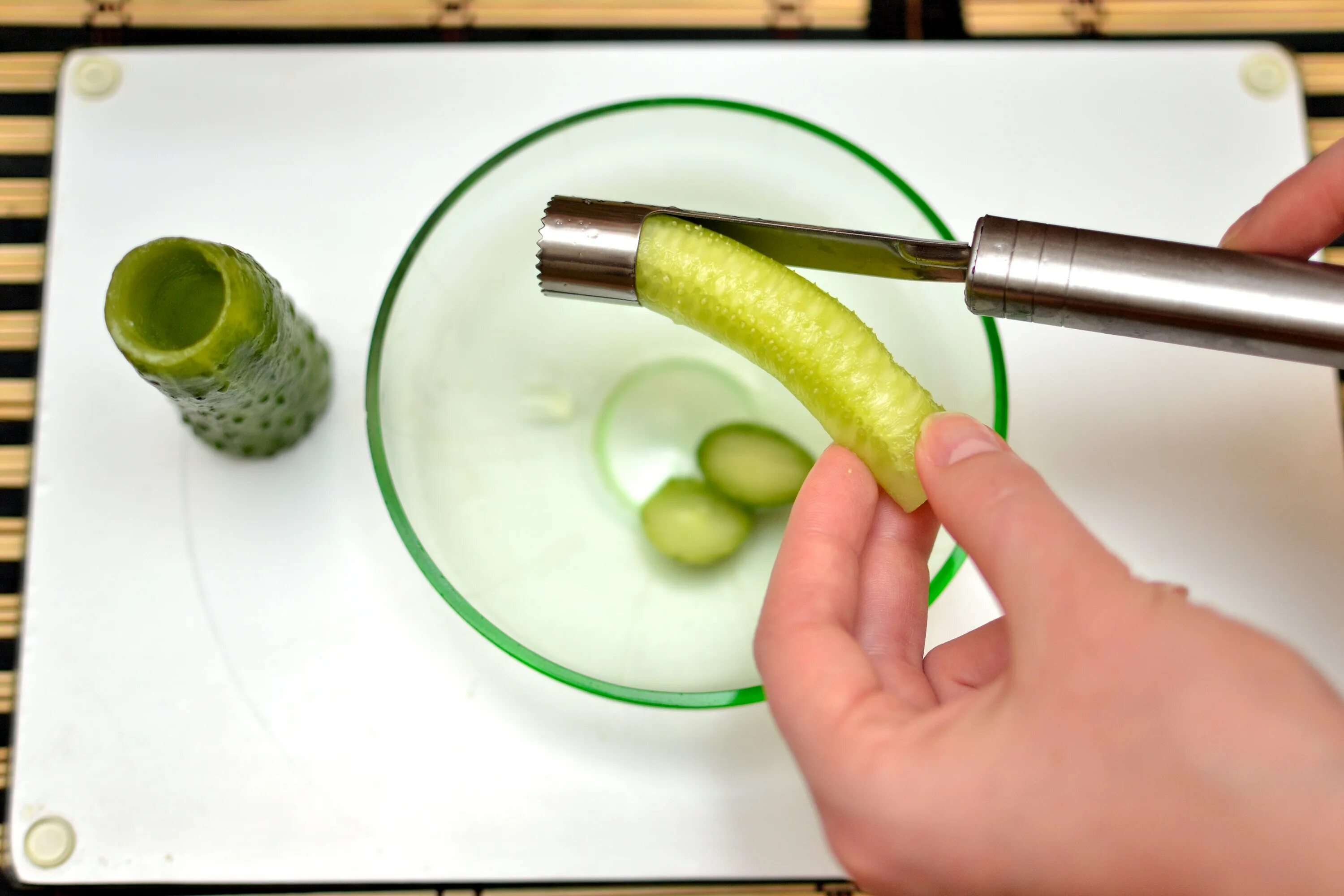 Приспособление для тонкого нарезания яблок. Нож для фаршировки картофеля спиралью. Для удаление середины у яблок. Приспособление для нарезки баклажанов дольками. Как вырезать середину видео.