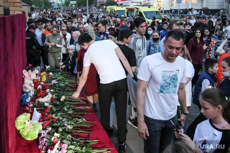 Последние новости теракта списки погибших. Гимназия 175 Казань теракт. Казань теракт в школе 2021. Мемориал у гимназии 175 Казань.