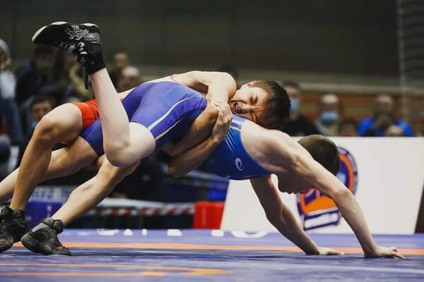 Ибраев азат. Борьба омск. Федерация по греко-римской борьбе омск. Ибраев азат. Даян нигматов борьба.