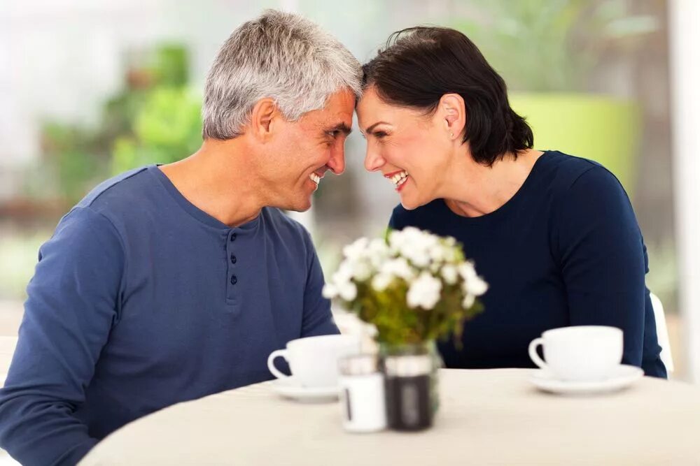 Мужчина и женщина среднего возраста. Счастливые мужчина и женщина. Пожилые мужчина и женщина. Счастливая пара в возрасте.