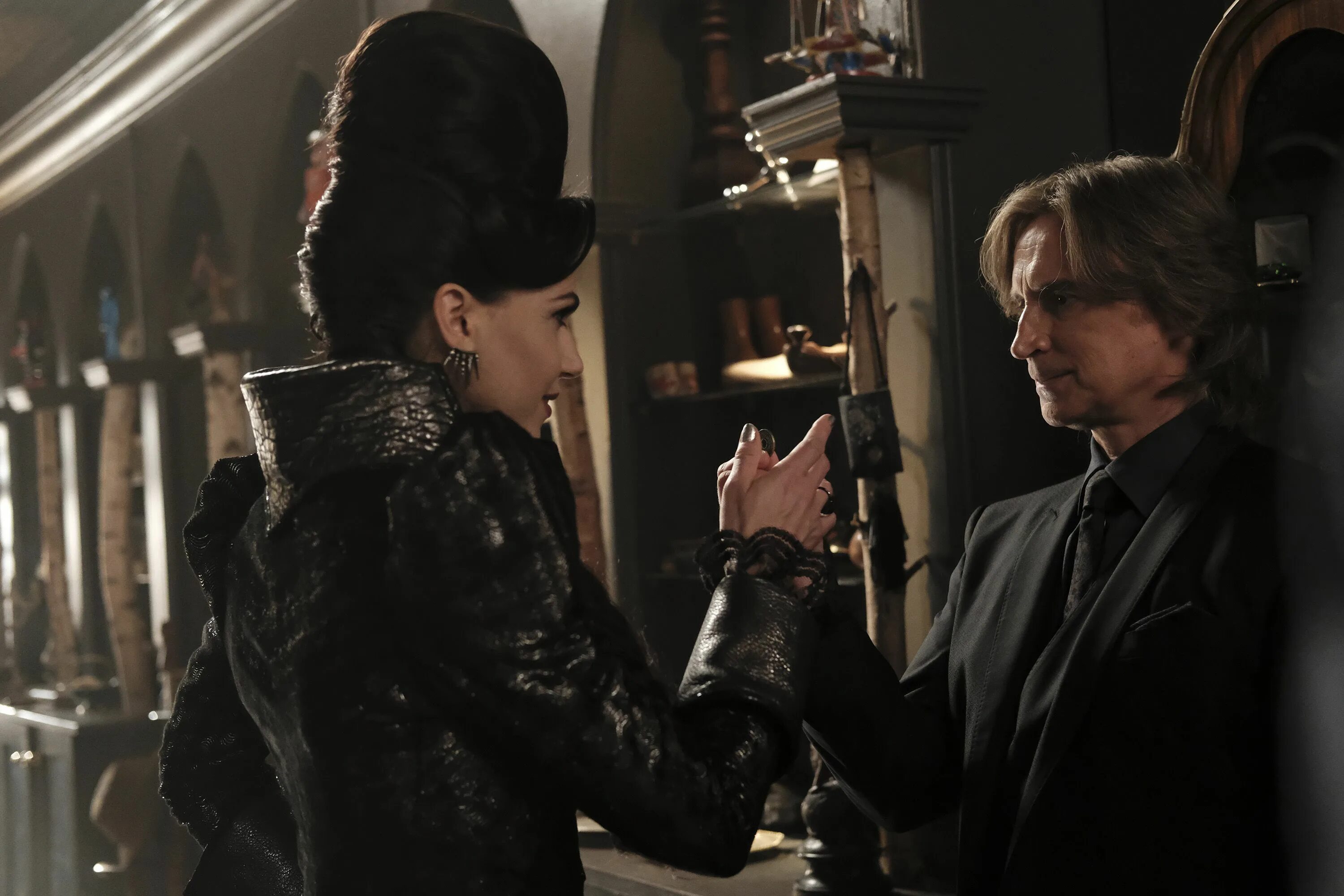 Однажды в сказке реджина и робин. Bus upon a time. Питер пэн и румпельштильцхен однажды в сказке. Румпельштильцхен карлайл. Роберт карлайл румпельштильцхен мистер голд.