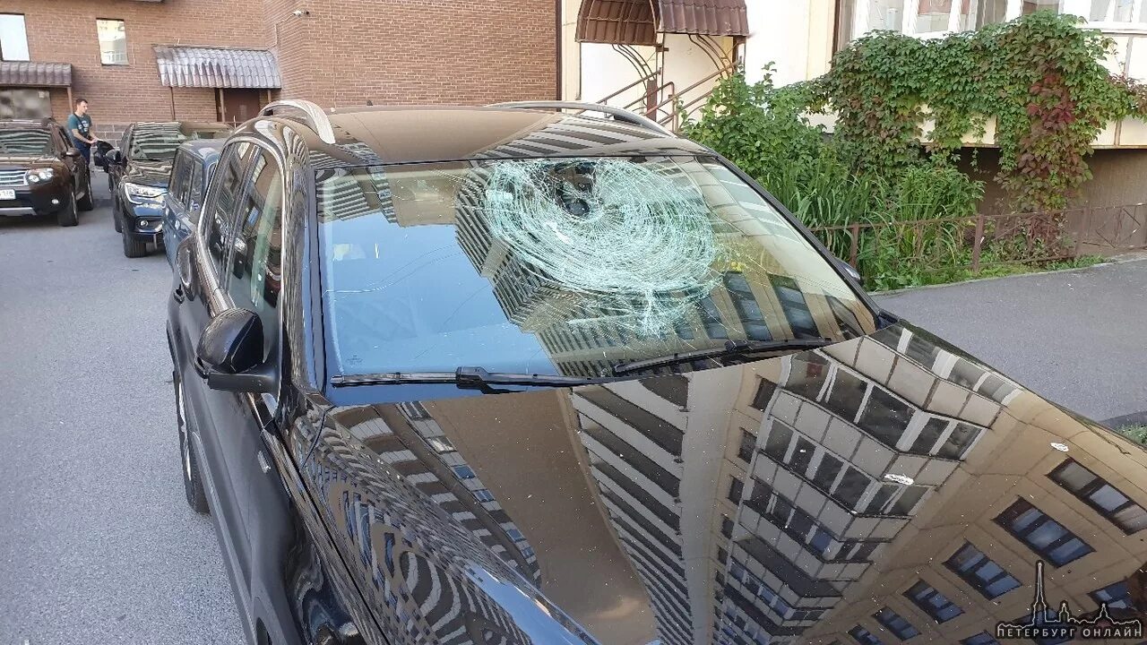 Разбитое лобовое стекло. Машина с разбитым стеклом. Машина с разбитым стеклом во дворе. Треснутое лобовое.