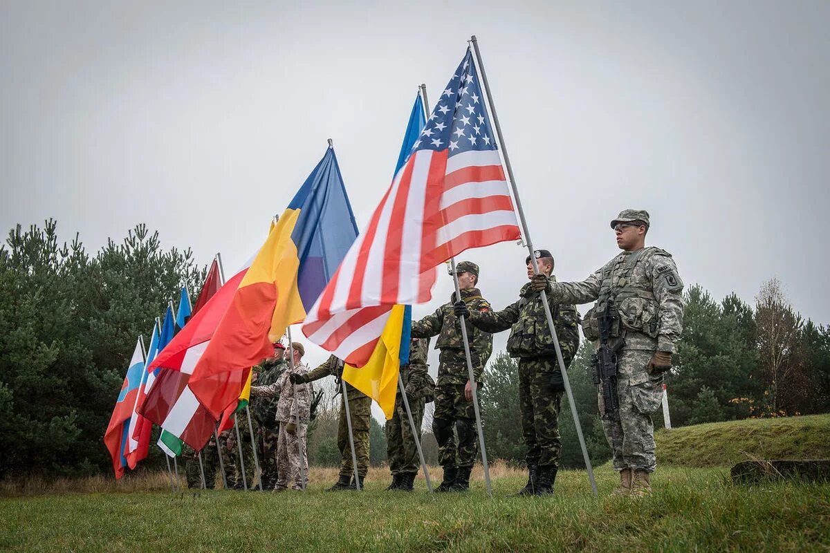 Служить в нато. Войска НАТО на Украине. Учения НАТО. США НАТО Украина. Солдат с флагом.