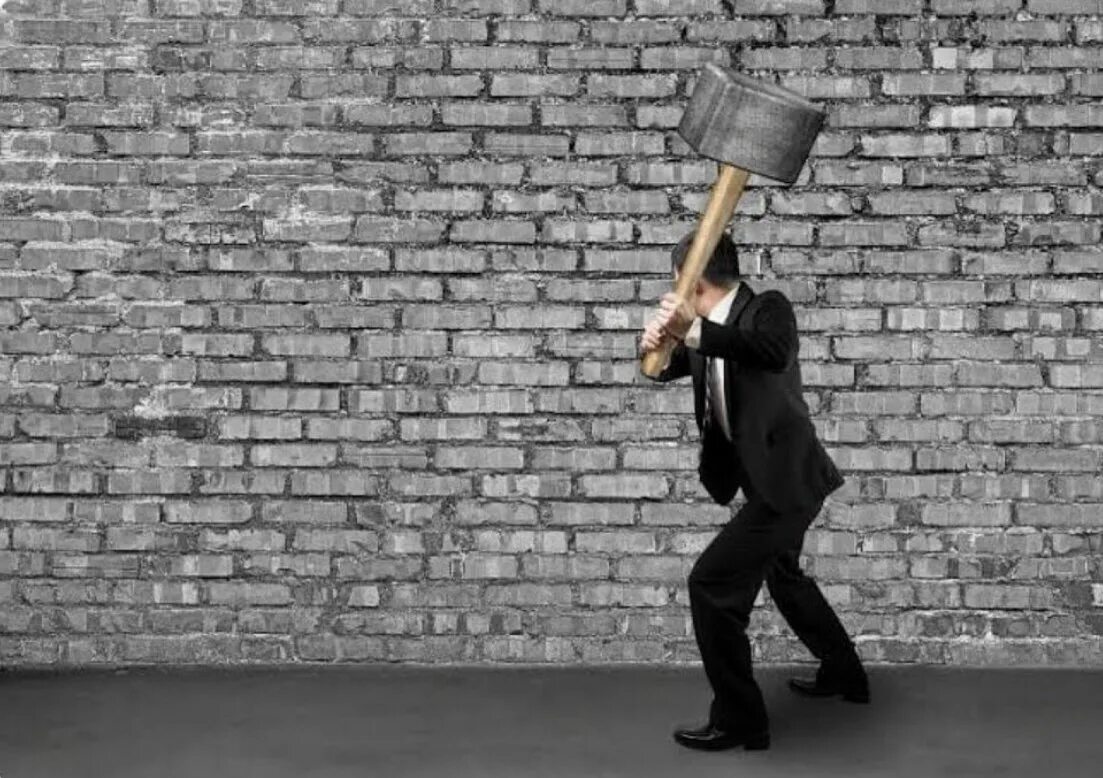 Уткнувшись лбом в стену. Уперся головой в стену. Ударился головой об стену. Ударился головой об стенку. Бить головой стену.