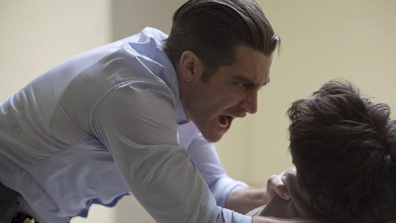 детектив локи джейк джилленхол. пленницы 2013 детектив локи.