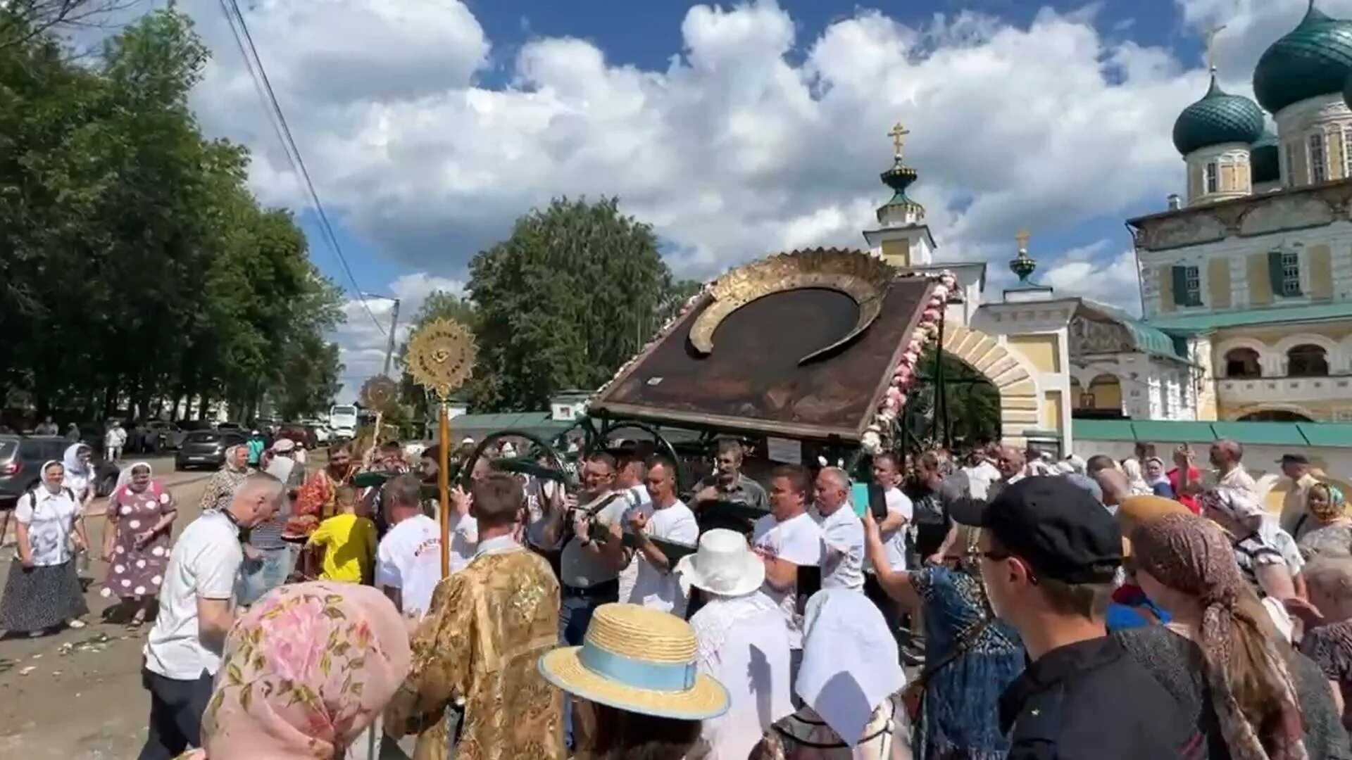 Крестный ход с иконой спаса тутаев. Тутаев крестный ход. Тутаев крестный ход. Тутаев крестный ход. Тутаев крестный ход 2022.