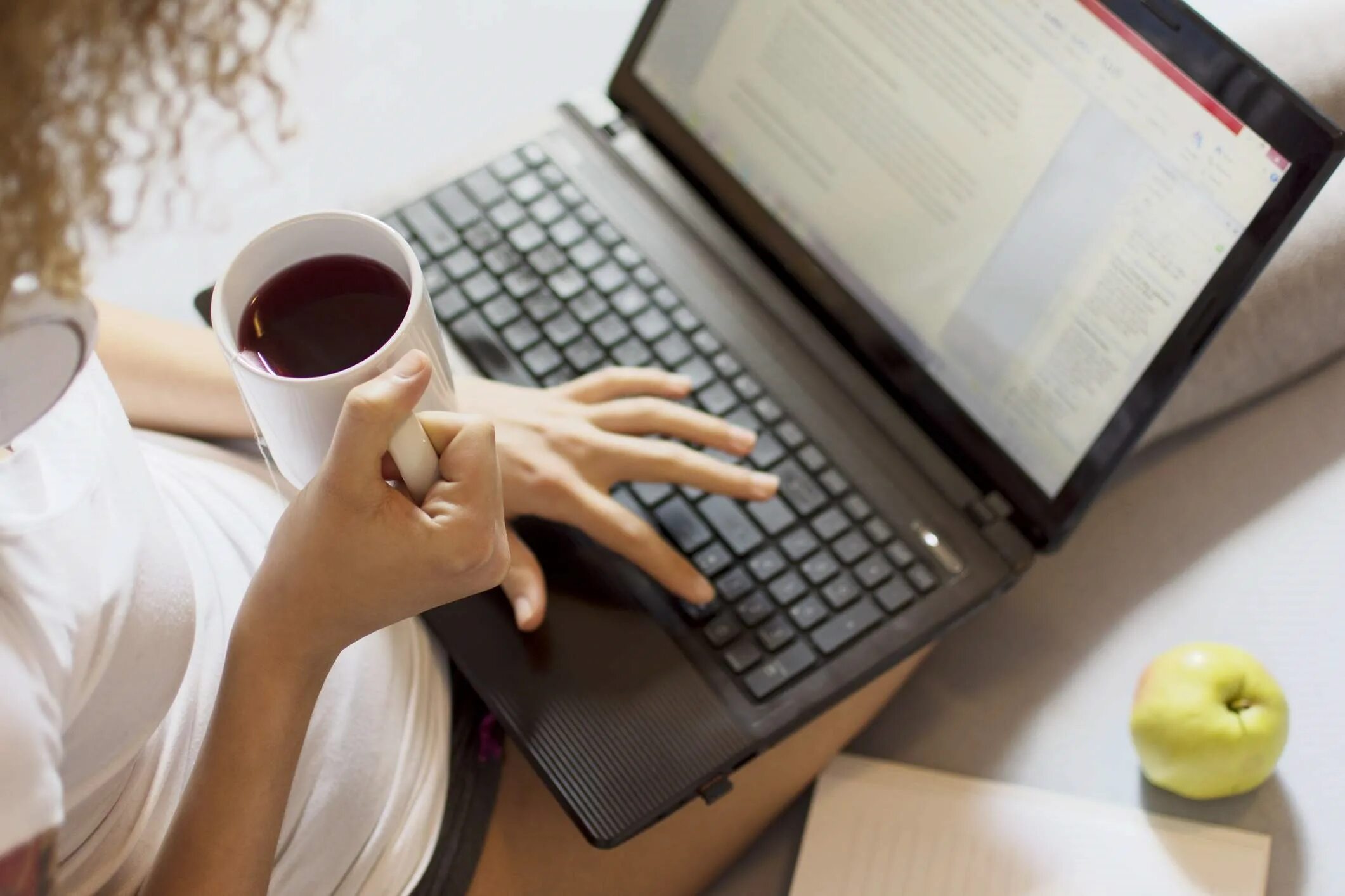 Дети делают поделки. Девочки работа руками. Девушка сидит за компьютером. Девушка с ноутбуком. Девушка делает домашнее задание на белом фоне.