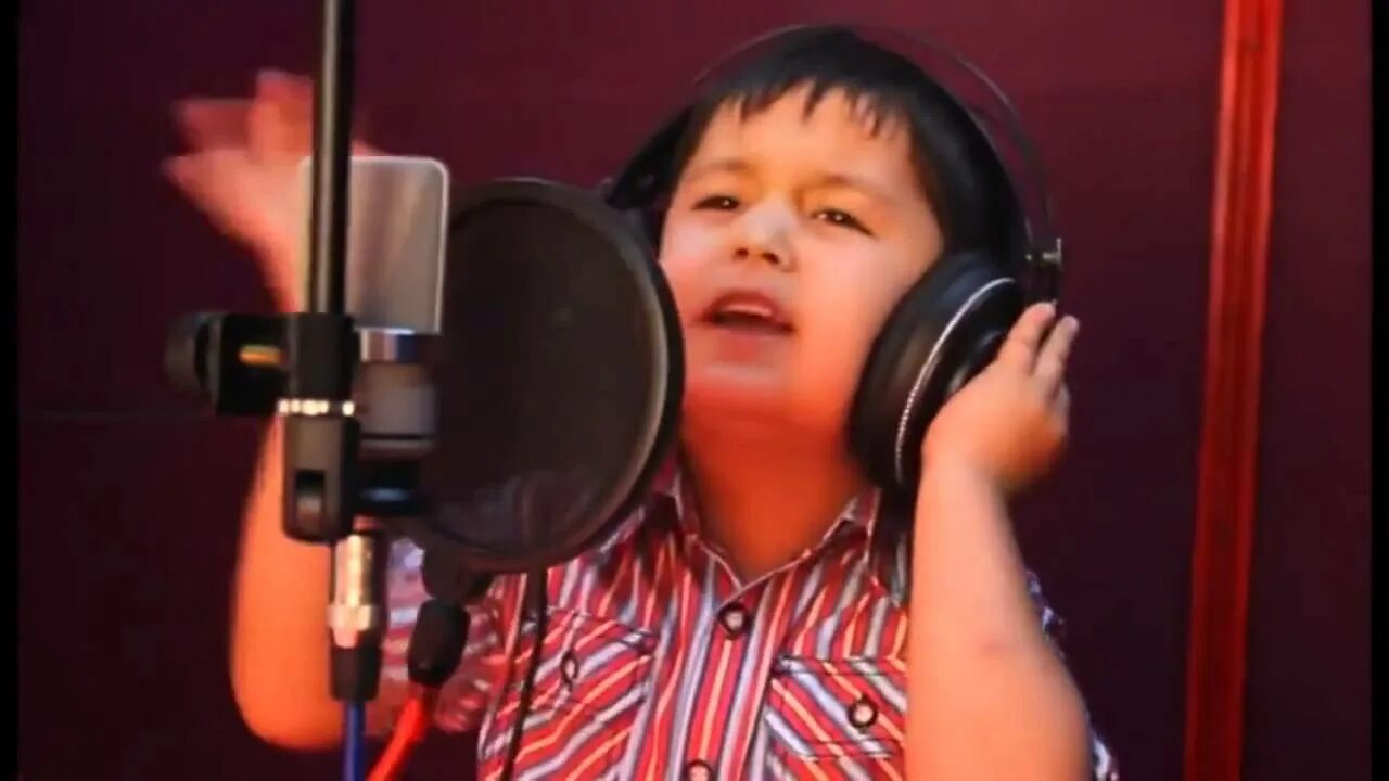Мальчик поет про. Мальчик поет на фарси узбекский супер голос. Журабек Жураев видео 2014. Журабек Жураев Яла Яла. Нерусский мальчик поет.