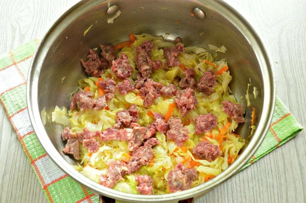 Как вкусно потушить фарш. Капуста с фаршем. тушеная капуста с фаршем. капуста тушёная с фаршем на сковороде. капуста тушеная с мясным фаршем.