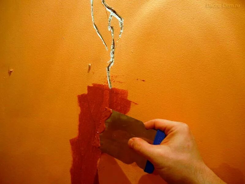 Как правильно заделать трещину. Трещина в стене. Трещины на штукатурке. Заделка трещин в внутренних стен. Треснула краска на стене.