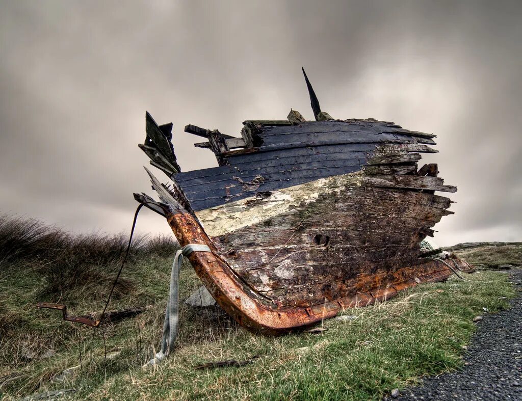 Разбившаяся лодка. Разбитая лодка. Разломанная лодка. Разбитая лодка на берегу. Корабль развалюха.
