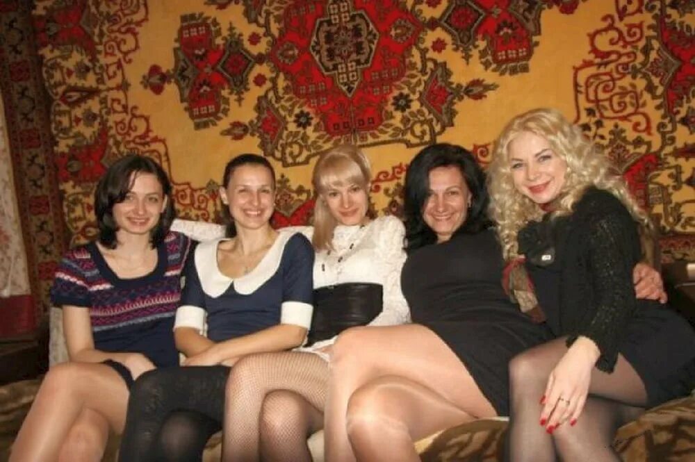 Домашняя любительская группа. Группа женщин в колготках. Русские подруги в колготках. Женский коллектив в колготках.