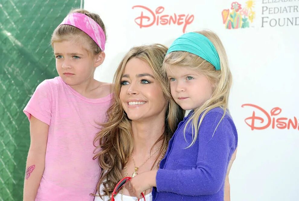 знаменитости со своими детьми. джессика альба с дочкой онор. харпер севен бекхэм 2021. звездные дети игра. звездные детки.