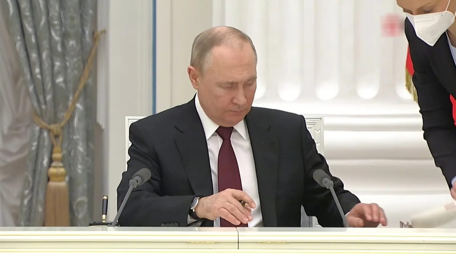 Путин подписывает указ. Путин подписал указ о лнр и днр. Донецк украинский флаг и российский. Указ путина о признании документов лнр и днр. Подписан днр лнр.